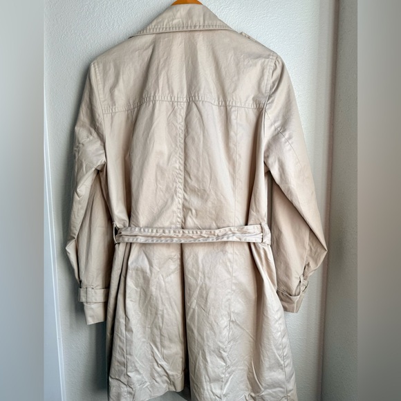 Classic Banana Republic Trench Coat with Tortoiseshell Buttons - Picture 4 of 5